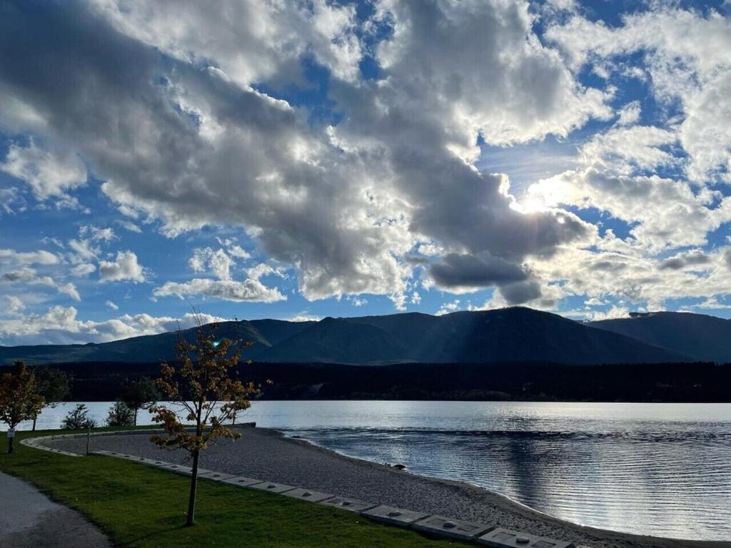 אינברמיר Akiskinook At Windermere Lake - Private Beach Access - New Pool And Hot Tub Now Open! מראה חיצוני תמונה
